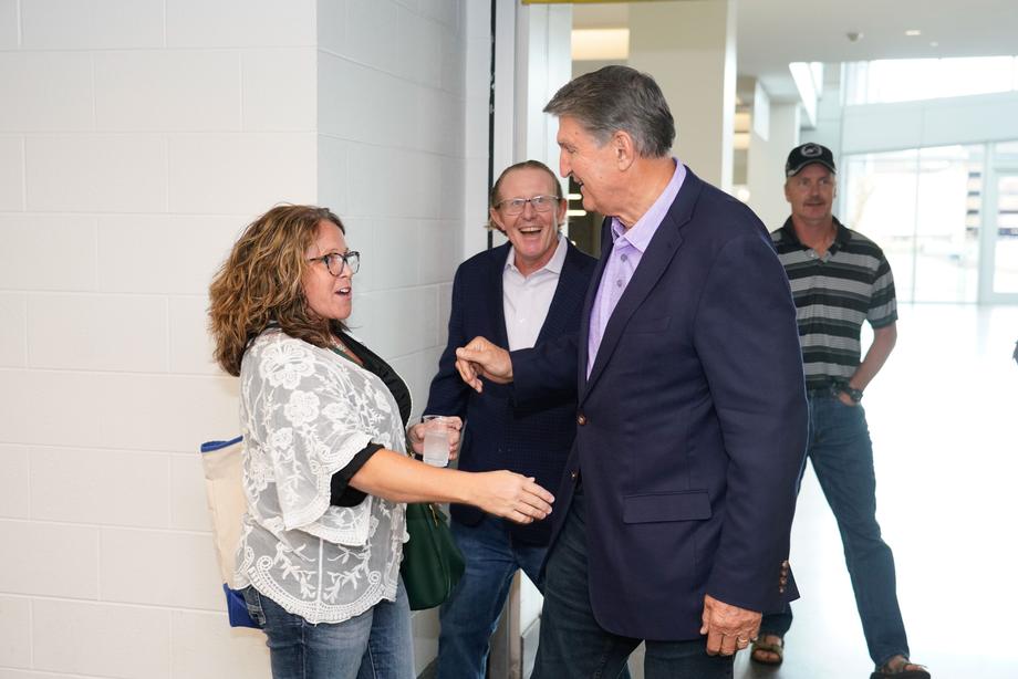 Manchin Meets With Mountain Valley Pipeline Workers In Charleston
